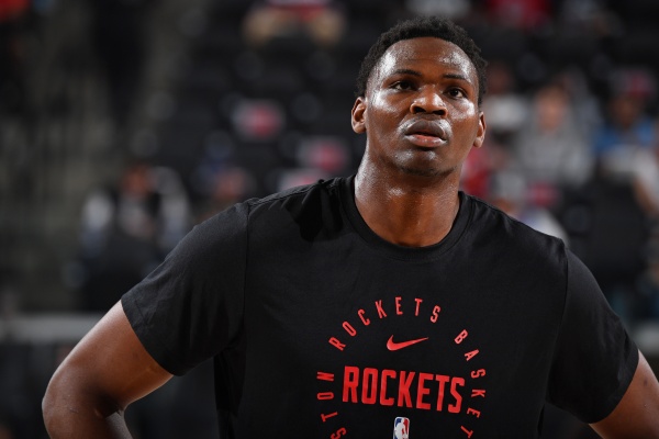 老鹰2年450万签丹特:双向球员的历史突破与火箭的薪资困局 老鹰2年450万签丹特:双向球员的历史突破与火箭的薪资困局