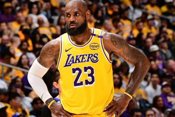 詹姆斯回家遇阻:骑士报价悬殊,米切尔公开反对 詹姆斯回家遇阻:骑士报价悬殊,米切尔公开反对